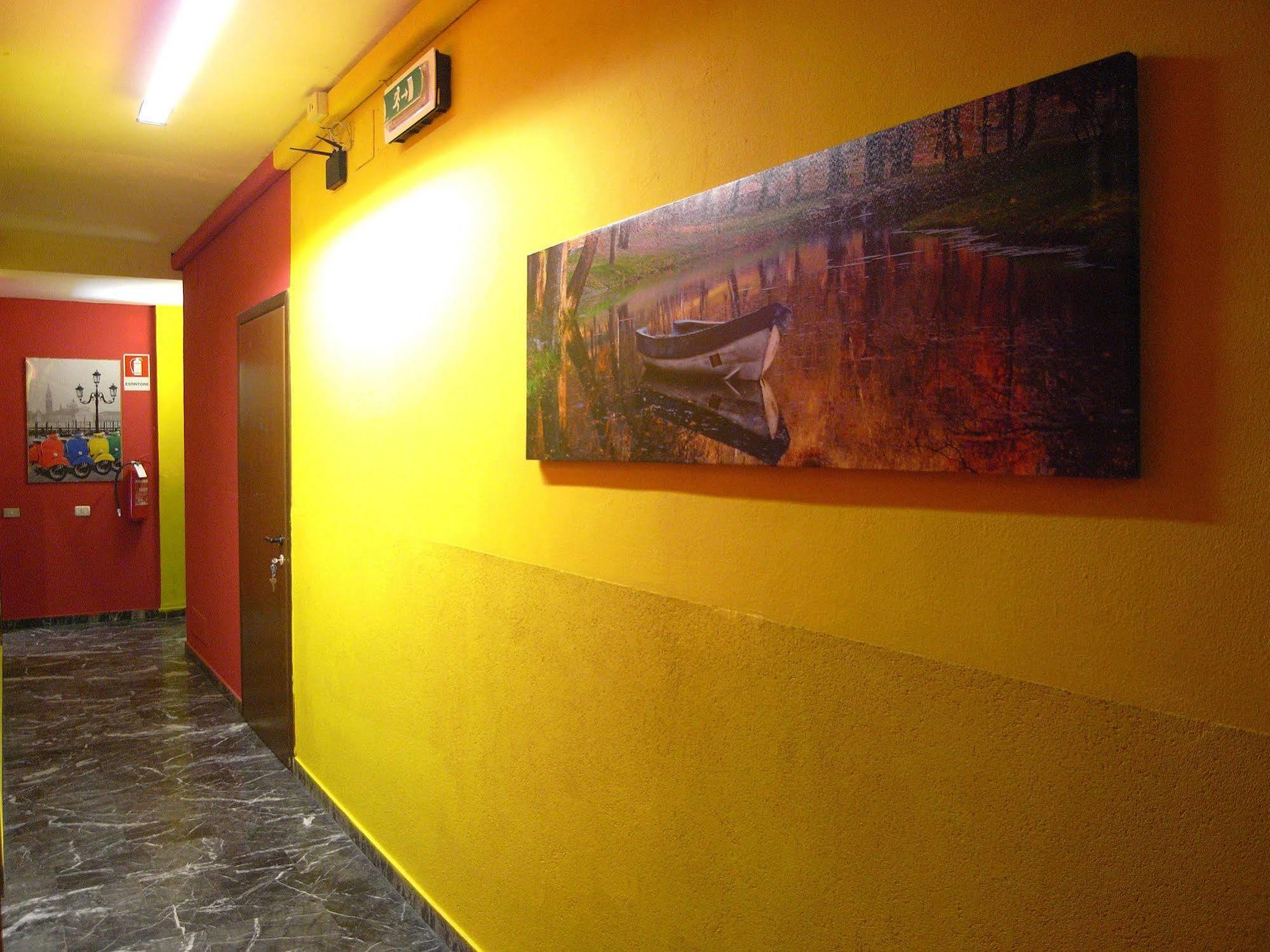 Hostel California Milan Bagian luar foto