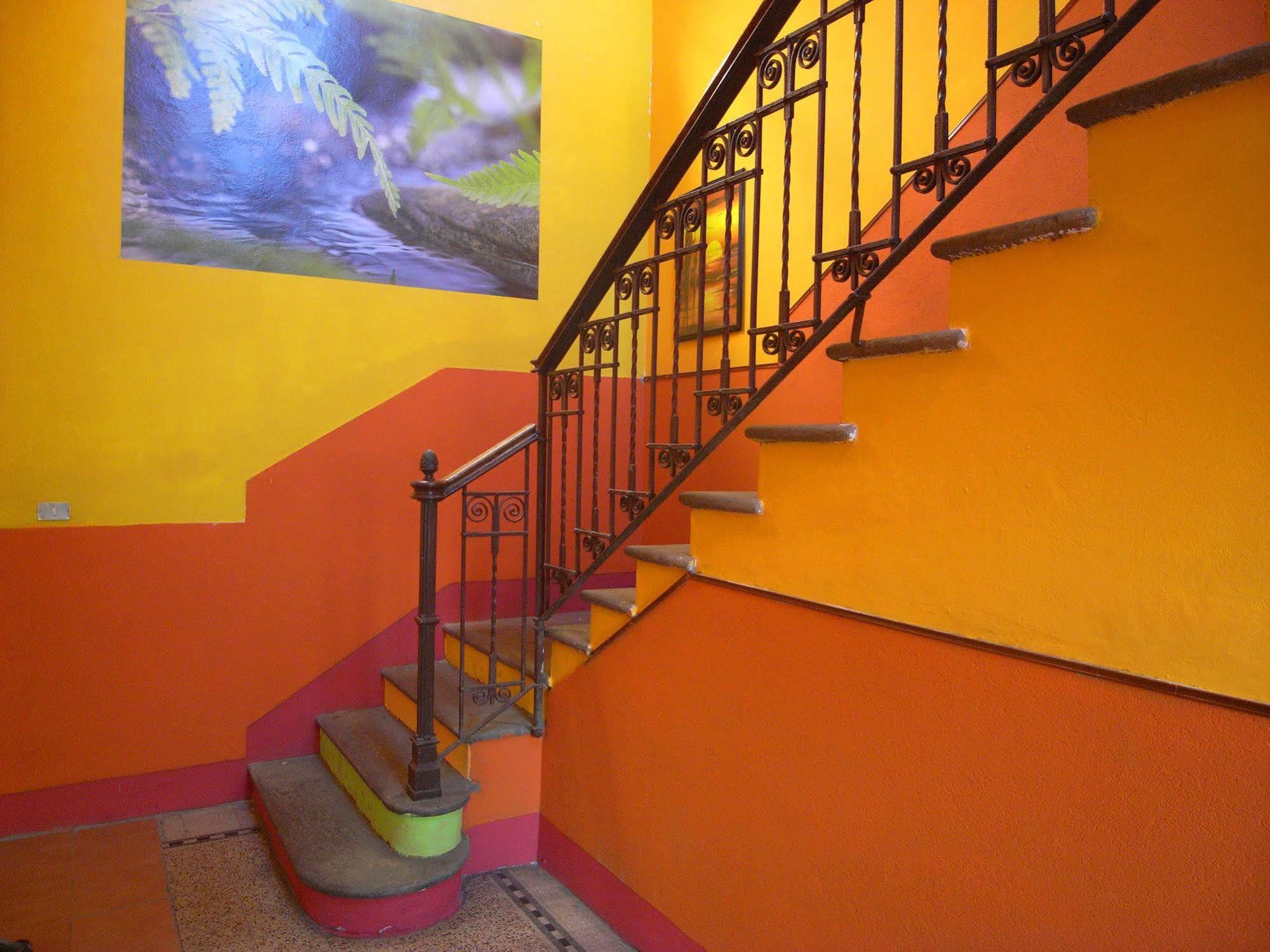 Hostel California Milan Bagian luar foto